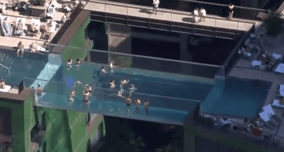 영국 나인엘름 지역의 고급 빌딩 단지에 설치된 투명 수영장에서 거주민들이 수영을 하고 있다. /출처=BBC