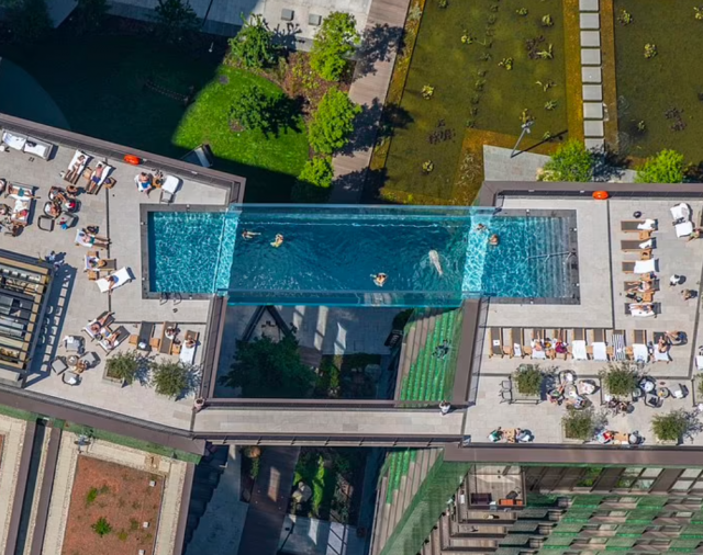 [영상]건물 10층 높이에 떠 있는 투명 수영장?…英 고급 주택가에 전면유리 수영장 개장