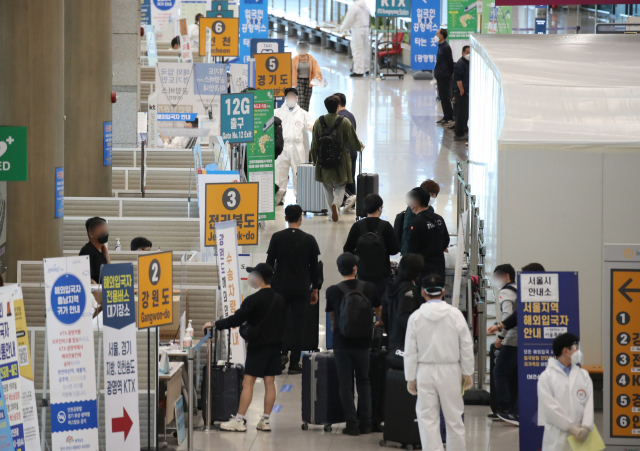 지난 1일 영종도 인천국제공항 1터미널에서 해외입국자들이 이동하고 있다. /연합뉴스