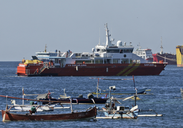인도네시아 국가수색구조청 소속 구조 선박이 지난 4월 23일(현지시간) 동자바주의 반유왕이 항구에서 해군 잠수함 '낭갈라'(Nanggala·402)함의 수색 작업에 동참하기 위해 출항하고 있다. /AP연합뉴스