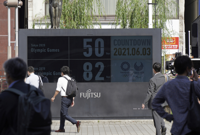 3일 도쿄 신바시 역 부근에서 열린 도쿄 올림픽·패럴림픽 카운트다운 시계가 올림픽 개최까지 50일이 남았음을 표시하고 있다./AP연합뉴스