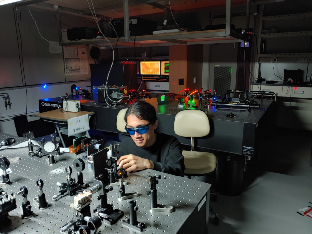 제1저자인 이형우 연구원이 현미경 레이저 정렬(alignment) 상태를 조정하고 있다. /사진제공=UNIST