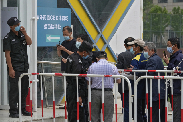 지난 2일 코로나19 백신의 접종을 기다리는 사람들이 중국 베이징의 한 접종소 앞에 길게 줄을 서 있다. /AP연합뉴스