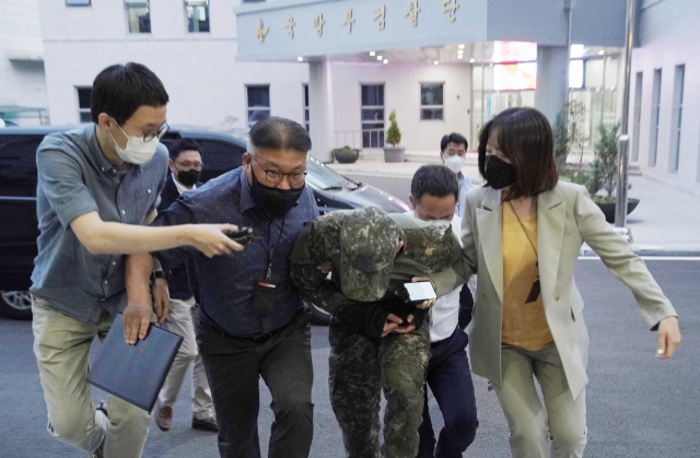 극단적 선택을 한 공군 여성 부사관을 성추행한 혐의를 받는 장 모 중사가 2일 저녁 구속영장실질심사를 받기 위해 국방부 보통군사법원에 압송되고 있다./연합뉴스