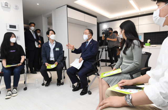 홍남기 부총리 겸 기획재정부 장관이 3일 오후 부동산 관련 현장방문 일환으로 공공전세주택인 안양 미래타운을 방문해 입주예정자, 대학생 기자단과 간담회를 하고 있다. /연합뉴스