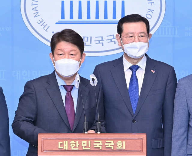 지난달 26일 국회 소통관에서 권영진(왼쪽) 대구시장과 이용섭 광주시장이 ‘2038 하계 아시안게임’ 공동 유치 추진을 선언하고 있다. /사진 제공=대구시