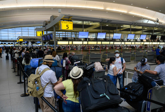 미국의 현충일 연휴를 앞둔 28일(현지 시간) 뉴욕시의 존 F 케네디 공항 내에서 여행자들이 줄지어 여객기 탑승을 기다리고 있다./AFP연합뉴스