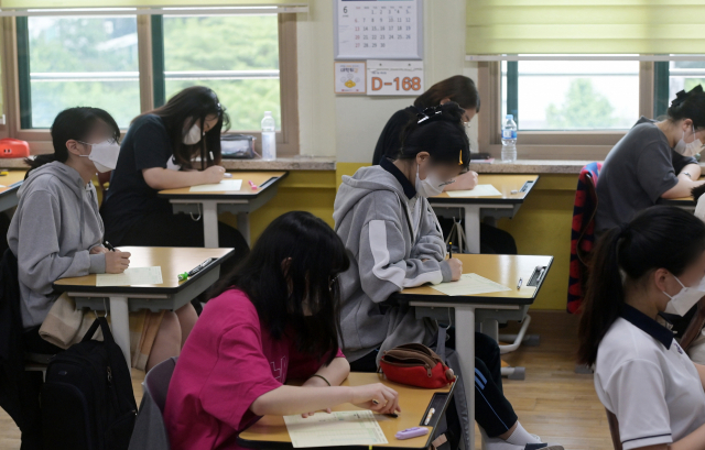 문·이과 통합 체제로 시행되는 2022학년도 대학수학능력시험의 첫 모의평가가 실시된 3일 서울 국제금융로 여의도여자고등학교에서 수험생들이 시험을 보고 있다. /오승현 기자
