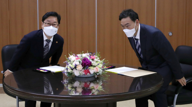 박범계 법무부 장관과 김오수 검찰총장이 3일 오후 서울 서초구 고등검찰청에서 만나 착석하고 있다. 박 장관과 김 총장은 이날 검찰 인사 방향과 조직개편안을 협의했다./연합뉴스