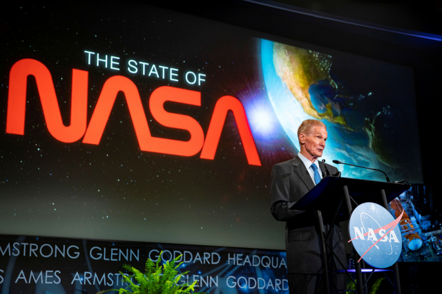 빌 넬슨 미국 항공우주국(NASA·나사) 국장이 2일(현지 시간) 워싱턴DC의 나사 본부에서 32년 만에 금성 탐사를 재개하겠다고 발표하고 있다. /로이터연합뉴스