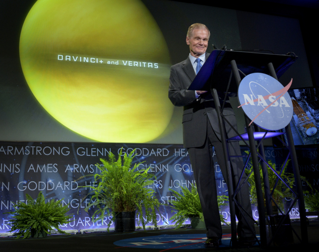 빌 넬슨 미국 항공우주국(NASA·나사) 국장이 2일(현지 시간) 워싱턴DC의 나사 본부에서 32년 만에 금성 탐사를 재개하겠다고 발표하고 있다. /AP연합뉴스