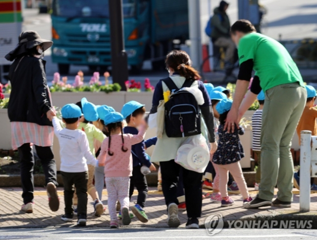 어린이를 데리고 나들이 나온 일본 보육사./연합뉴스