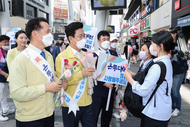 허태정(사진 왼쪽에서 두번째) 대전시장이 온통대전 1주년을 맞아 거리에서 시민들을 대상으로 ‘온통대전’을 홍보하고 있다. 사진제공=대전시