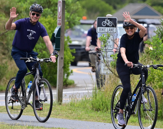 조 바이든 미국 대통령과 부인 질 여사가 3일(현지시간) 질 여사의 70세 생일을 맞아 델라웨어주 루이스의 케이프 헨로펜 주립공원을 찾아 자전거를 타고 있다. /로이터연합뉴스