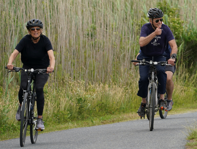 바이든, 아내 70세 생일 맞아 바닷가 별장서 자전거 타며 '소박한 생일파티'