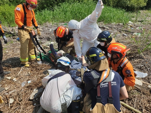 4일 오전 경기 고양시 일산동구 장항습지 입구 부근에서 지뢰 추정 폭발 사고가 나 소방 당국이 구조 중이다. /연합뉴스