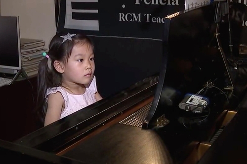 피아노를 배운지 1년만에 '꿈의 무대'로 불리는 뉴욕 카네기홀에 서게 된 세살배기 브리짓 셰. /폭스5