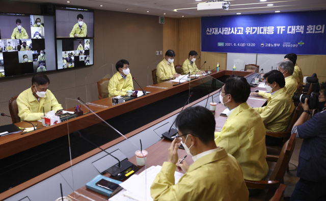 안경덕 고용노동부 장관이 4일 오후 중구 서울지방고용청에서 열린 산재사망사고 위기대응 TF 대책 회의에서 발언하고 있다. /연합뉴스