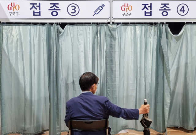 지난 3일 오후 서울 구로구 오류문화센터에 마련된 신종 코로나바이러스 감염증(코로나19) 예방접종센터에서 한 시민이 백신 접종 순서를 기다리고 있다./연합뉴스