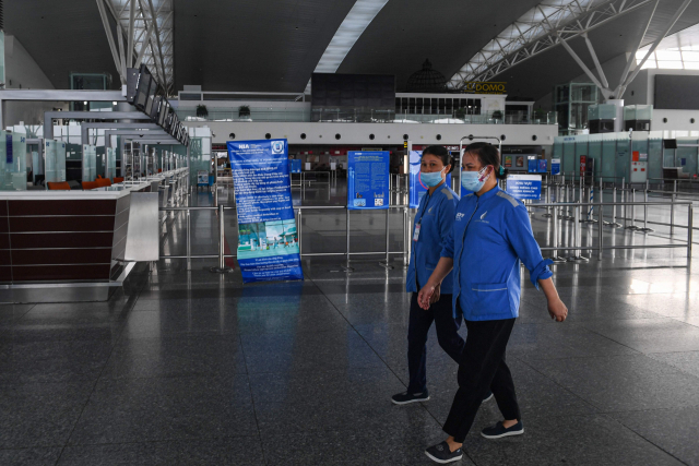 지난 1일(현지시간) 베트남 하노이의 텅 빈 노이바이 공항 내부를 청소부 두 명이 걷고 있다. 베트남에서 신종 코로나바이러스 감염증(코로나19) 4차 유행이 확산함에 따라 수도 하노이를 통한 입국이 일시 중단됐다. 코로나19 예방 및 통제 국가지도위원회와 교통부는 이날부터 오는 7일까지 노이바이 공항을 통한 국제선 입국을 일시 중지했다./연합뉴스