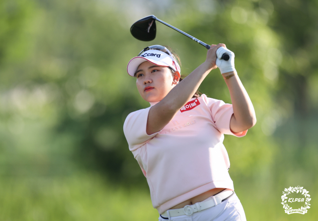 2라운드 9번 홀 티샷 하는 김희지. /사진 제공=KLPGA