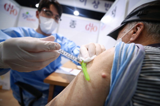 지난 3일 오전 서울 구로구 오류아트홀에 마련된 접종센터에서 의료진이 백신 접종을 하고 있다./연합뉴스
