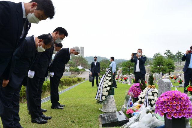 제66회 현충일을 하루 앞둔 5일 서울 동작구 국립서울현충원에서 더불어민주당 송영길 대표가 사병 묘역에 묻힌 고 채명신 장군 묘를 찾아 참배하고 있다. / 사진제공=더불어민주당