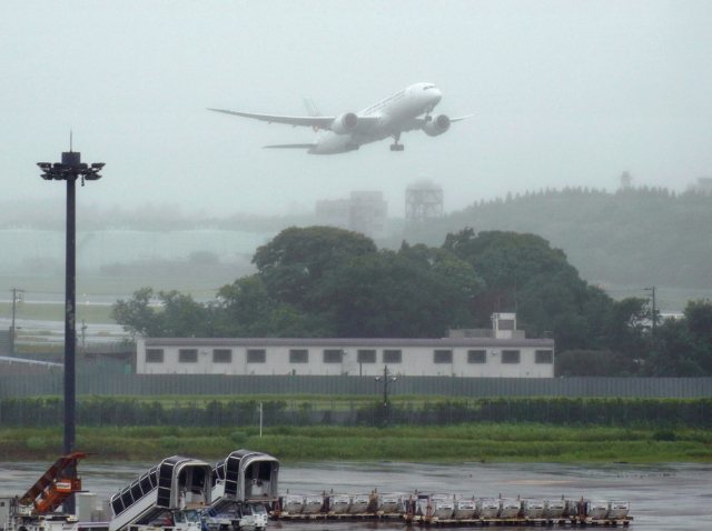일본이 대만에 제공하는 아스트라제네카 신종코로나바이러스감염증(코로나19) 백신 120만회분을 적재한 항공기가 4일 도쿄 나리타 국제공항을 이륙하고 있다. /연합뉴스