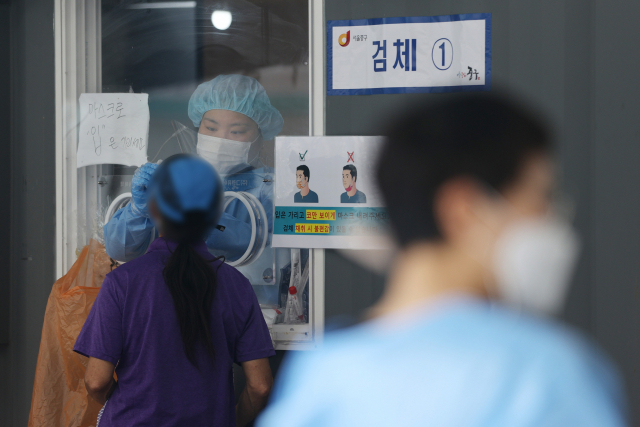 6일 오전 서울역 광장에 마련된 임시선별검사소에서 의료진이 검체 채취를 하고 있다. /연합뉴스