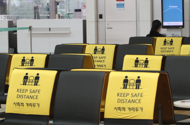 영종도 인천국제공항 1터미널 출국장에서 한 시민이 의자에 앉아 있다. /연합뉴스