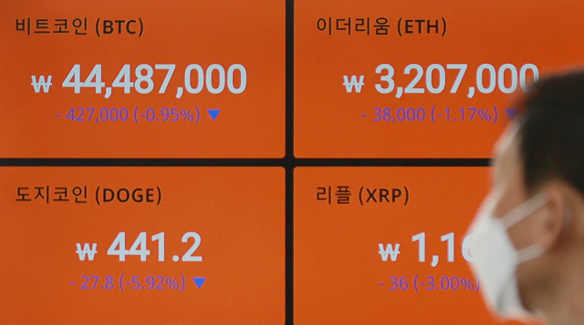지난 4일 암호화폐거래소인 서울 빗썸 강남센터 시세 현황판에 비트코인·이더리움 등 암호화폐 가격이 표시되고 있다./연합뉴스