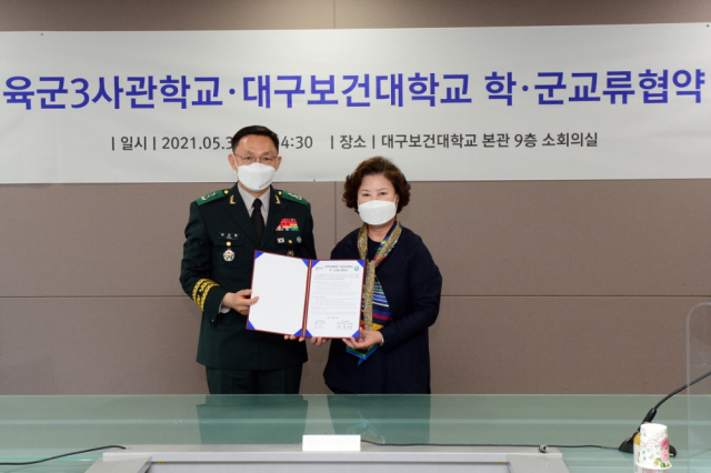 남성희(오른쪽) 대구보건대 총장과 여운태 육군3사관학교장이 지난달 31일 학·군 교류활성화를 위한 업무협약을 체결했다. /제공=대구보건대