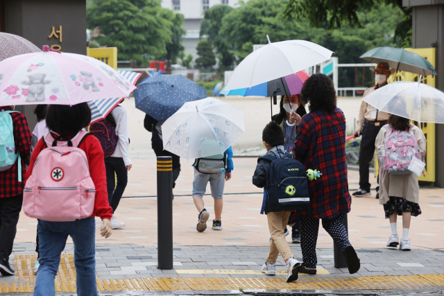 지난달 17일 오전 서울의 한 초등학교에서 학생들이 등교하고 있다./연합뉴스