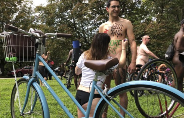 '마스크는 쓰세요' 美 누드 자전거 대회 2년만에 재개