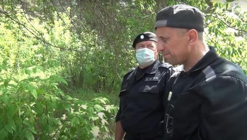 지난해 과거 사건 현장을 찾은 포프코프(오른쪽)가 범행을 자백하고 있다./러시아 연방수사위원회 유튜브 캡처