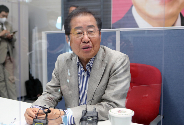 홍준표 무소속 의원이 지난달 14일 대구 수성구 자신의 지역 사무실에서 기자간담회를 하고 있다./연합뉴스
