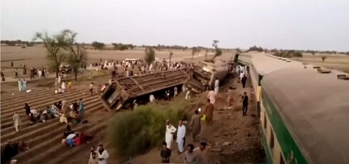 파키스탄 남부에서 발생한 열차 충돌 현장 모습./ SNS 영상 캡처