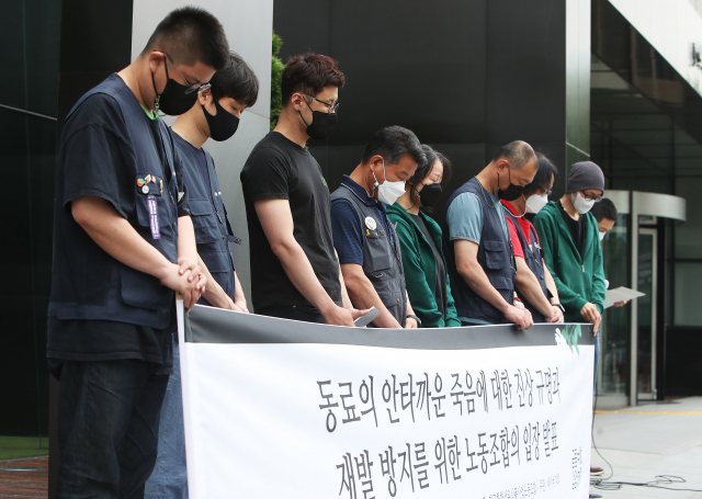 7일 오전 경기도 성남시 네이버 그린팩토리 앞에서 열린 '동료의 안타까운 죽음에 대한 진상규명과 재발 방지를 위한 노동조합의 입장 발표 기자회견'에서 네이버 노조 '공동성명' 조합원을 비롯한 참석자들이 묵념하고 있다. /연합뉴스