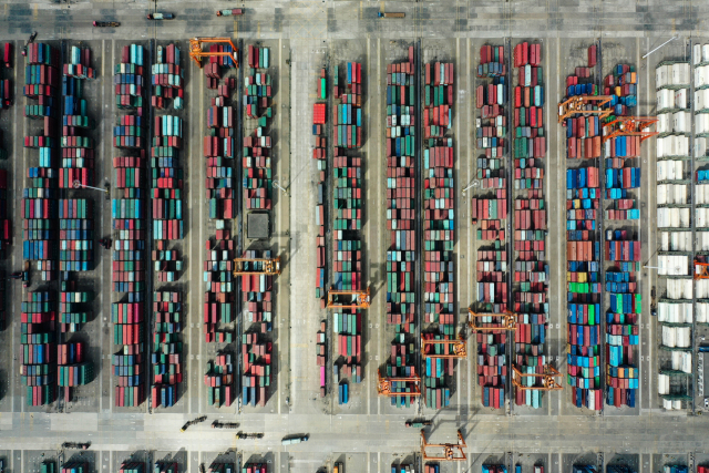 중국 광시좡족자치구 친저우 항에 수출을 기다리는 컨테이너들이 쌓여 있다. /신화연합뉴스