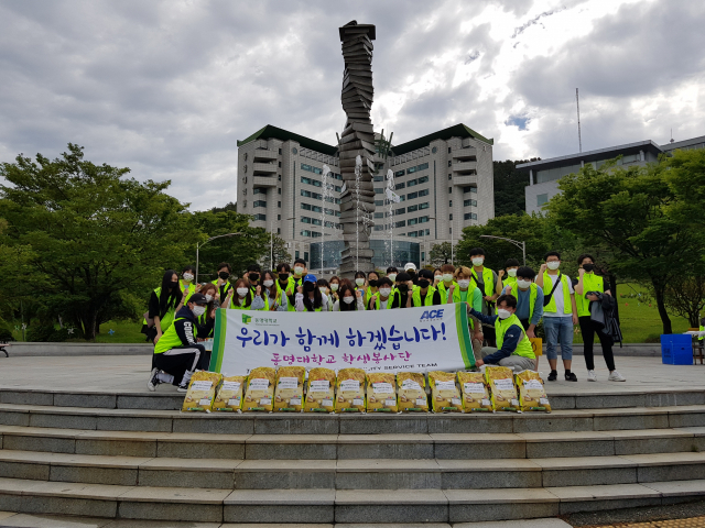 동명대학교 학생봉사단과 그리다 총학생회가 부산 남구지역 장애인 가구를 방문해 말벗 등의 봉사활동을 펼쳤다./사진제공=동명대