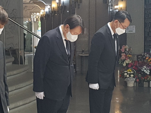 윤석열(왼쪽) 전 검찰총장이 지난 5일 현충원을 참배하고 있다./서울경제DB