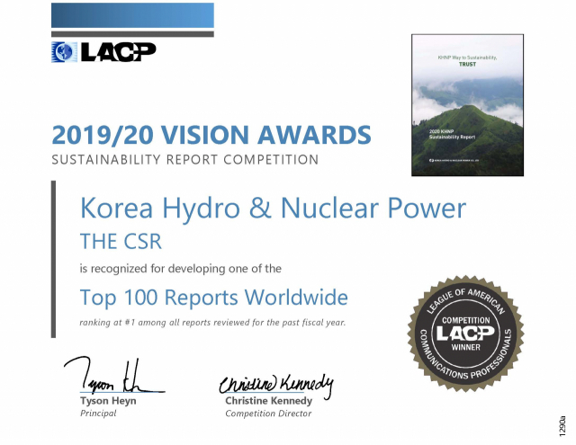 한국수력원자력이 글로벌 기업들 중 지속가능경영 평가에서 1위를 했다는 미국 커뮤니케이션 연명(LACP)의 인증서