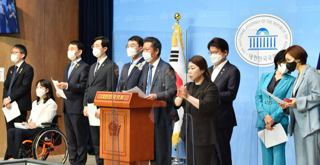 정청래 더불어민주당 의원 등이 7일 국회 소통관에서 당규 개정안 기자회견을 하고 있다. 이 자리에는 정청래, 김남국, 김용민, 박주민, 이수진, 임오경, 최혜영, 장경태, 황운하 의원 등이 참석했다. /성형주 기자