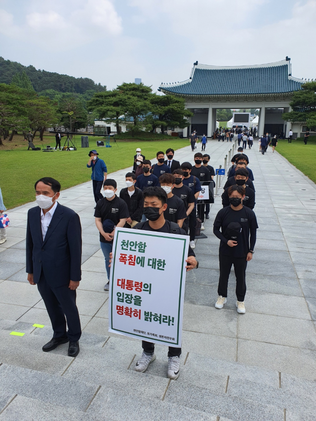 천안함 피격 당시 함장이었던 최원일(앞줄 왼쪽) 예비역 대령 등 16명의 생존 장병이 6일 서울 동작구 국립서울현충원 인근에서 ‘천안함 폭침에 대한 문재인 대통령의 입장 표명 촉구’ 시위를 마치고 현충탑을 찾아 참배하고 있다./연합뉴스