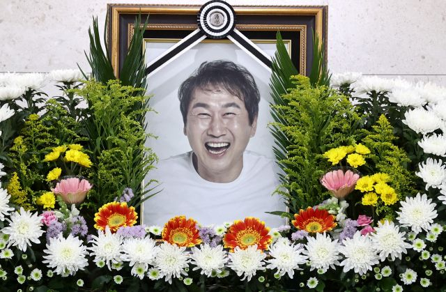 7일 오후 서울아산병원 장례식장에 마련된 유상철 전 인천 유나이티드 감독의 빈소에 고인의 영정이 놓여 있다./연합뉴스