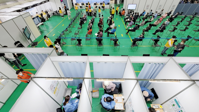 3일 오전 서울 중랑문화체육관에 마련된 접종센터에서 시민들이 백신 접종을 받고 있다. /연합뉴스