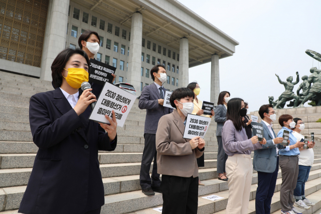 8일 오후 국회 본청 앞 계단에서 열린 ‘대통령선거 40세 미만 출마 제한’ 폐지 관련 여야 9개 정당 청년 정치인 공동선언 기자회견에서 정의당 류호정 의원이 발언하고 있다./성형주 기자