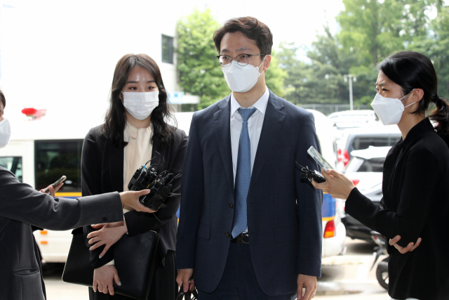 이은수(사진 오른쪽) 법무법인 원앤파트너스 변호사가 지난 1일 서울 서초경찰서에서 기자들의 질문에 답하고 있다./연합뉴스
