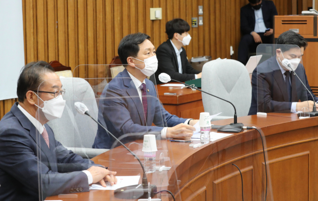 국민의힘 김기현 당 대표 권한대행 겸 원내대표가 8일 서울 여의도 국회에서 열린 원내대책회의에서 발언하고 있다. /연합뉴스