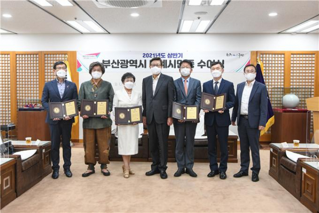 박형준(가운데) 부산시장이 부산발전을 위해 헌신해 온 6명에게 명예시민증을 수여했다./사진제공=부산시